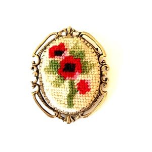 Vintage pendant pin brooch. Needlepoint 💐